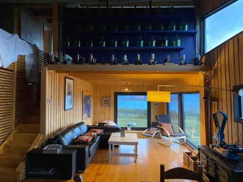 ein Wohnzimmer mit einem Sofa und einem Tisch in der Unterkunft Casa Aoni in Puerto Natales
