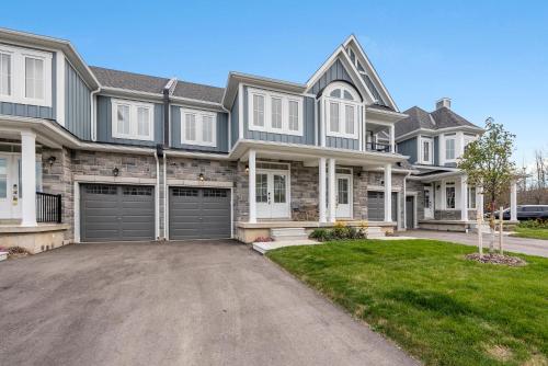 a large house with a driveway at Jewel of Blue Mountain in Blue Mountains