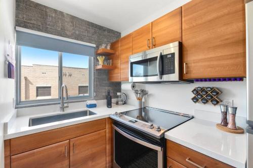 鳳凰城的住宿－Efficient Design Concept - walk Roosevelt Row.，厨房配有水槽和炉灶 顶部烤箱