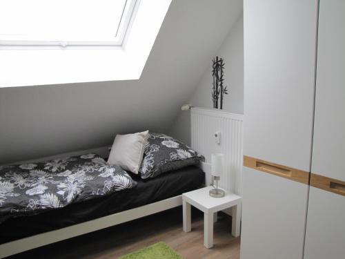 ein kleines Schlafzimmer mit einem Bett und einem Fenster in der Unterkunft Möblierte Dachgeschosswohnung in ruhiger Lage zu vermieten in Wetzlar