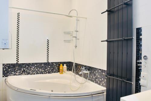 eine Dusche im Bad mit Badewanne in der Unterkunft Be Inspired, Choose The Best! in Wien