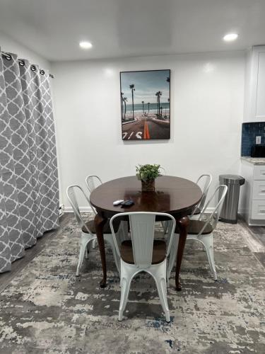 een eetkamer met een tafel en stoelen bij Crystal Sands Apartments in Ocean City