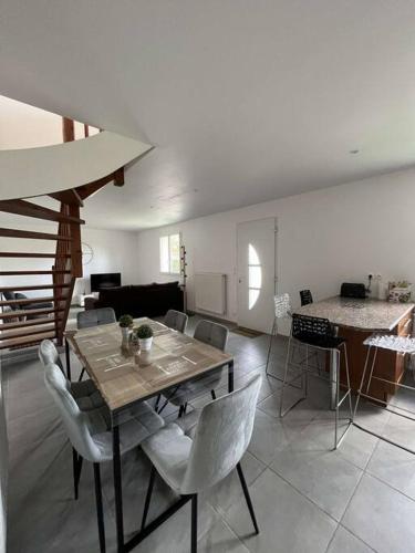a living room with a dining table and chairs at La maison Dardenne in Villeneuve-sur-Lot