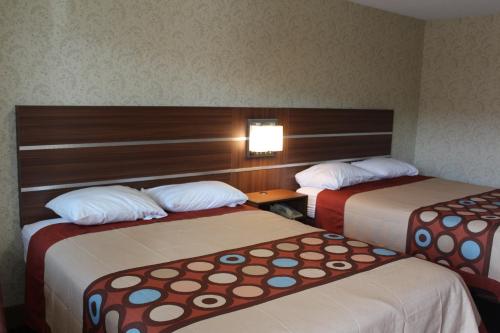 Postel nebo postele na pokoji v ubytování American Inn