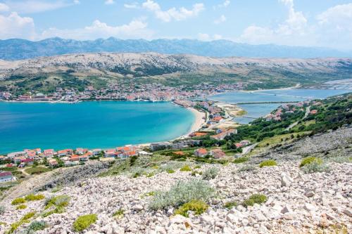 a view of a bay with houses and a beach at Villa Gabriel in Pag