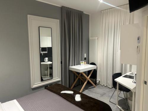 a bedroom with a bed and a sink and a mirror at Murari Brà 20 in Verona