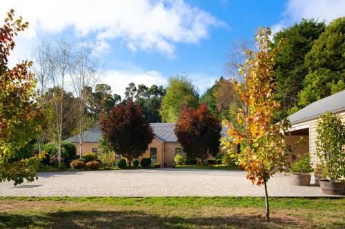 a house with a driveway in front of it at Maison 24 in Trentham