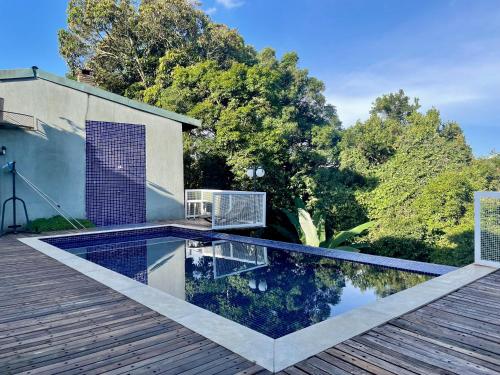 een zwembad op het terras van een huis bij Casa da Montanha in Mairiporã