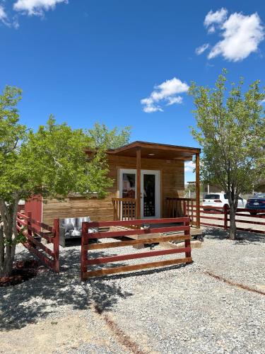 eine kleine Hütte mit einem Zaun davor in der Unterkunft Area 3251 Desert Valley Guest Suite in Pahrump