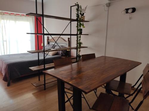 a dining room with a table and a bed at Hermoso depto en el centro de Mar del Plata in Mar del Plata