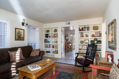a living room with a couch and a table at Casita de Jeanetta in Santa Fe
