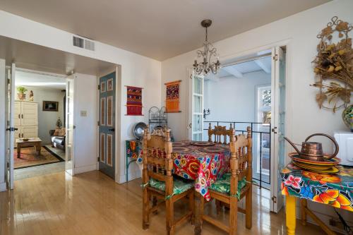 a dining room with a table and chairs at Casita de Jeanetta in Santa Fe