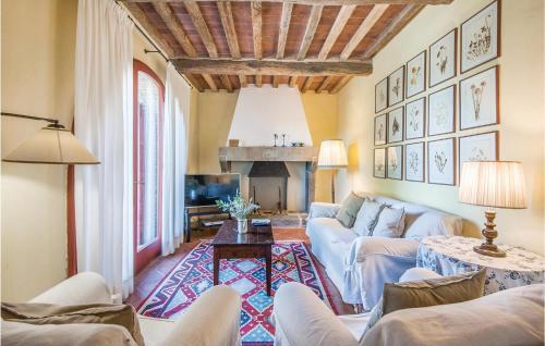 a living room with a couch and a table at 4 Bedroom Beautiful Home In Rapolano Terme Si in Rigomagno