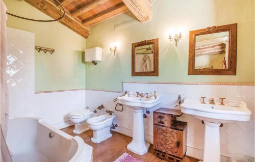 Et bad på Amazing home in Rapolano Terme SI with 4 Bedrooms, WiFi and Outdoor swimming pool