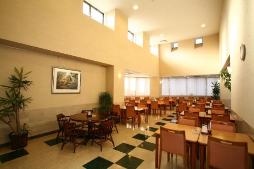 מסעדה או מקום אחר לאכול בו ב-APA Hotel Mie Kameyama