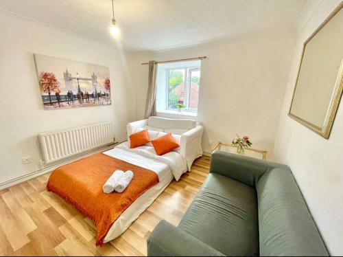 una piccola camera con letto e divano di Privite 2 bedrooms flat Canada Water a Londra