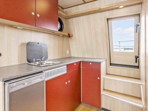 Dapur atau dapur kecil di 4 person holiday home in Ærøskøbing-By Traum