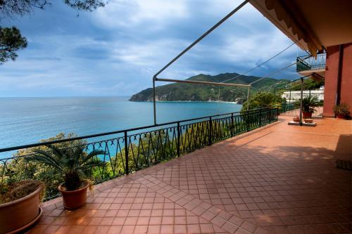 a balcony with a view of the ocean at 080 - La Villa storica Il Vigneto 45b, Terrazza sul Mare - Parcheggio privato GRATIS in Moneglia