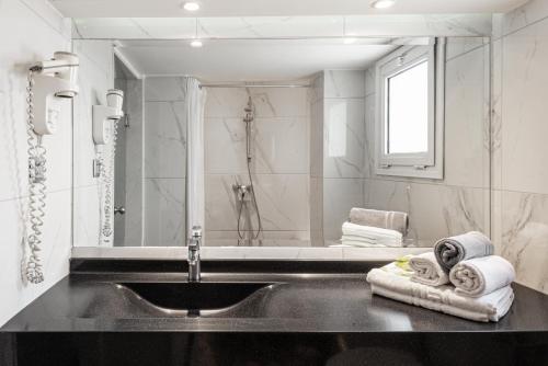 a bathroom with a sink and a shower at Hotel El Greco in Thessaloniki