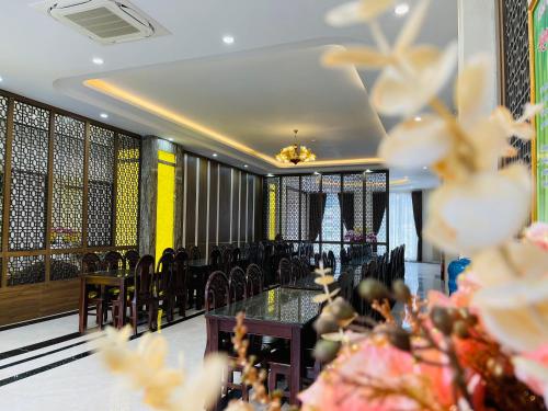 - un restaurant avec des tables et des chaises dans une salle dans l'établissement ĐTT Galaxy Tam Chúc, à Ðục Khê