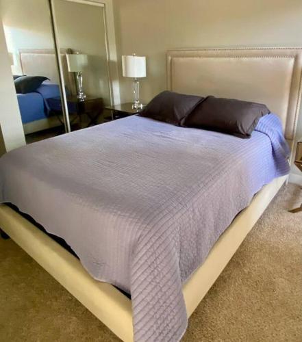 Ένα ή περισσότερα κρεβάτια σε δωμάτιο στο Your home away from home!