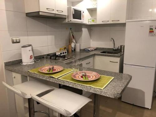 una cocina con una encimera con dos platos. en Departamento para alojamiento en sector norte, en Antofagasta