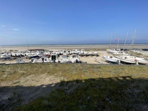 Appartement RDC face à la mer avec balcon et parking privatif - FR-1-672-26