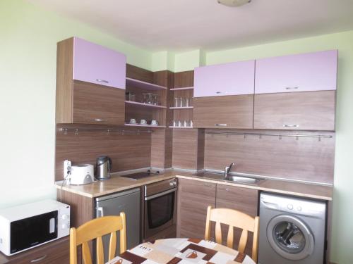 Dapur atau dapur kecil di Fantasy Apartments Saint Constantine and Helena Resort