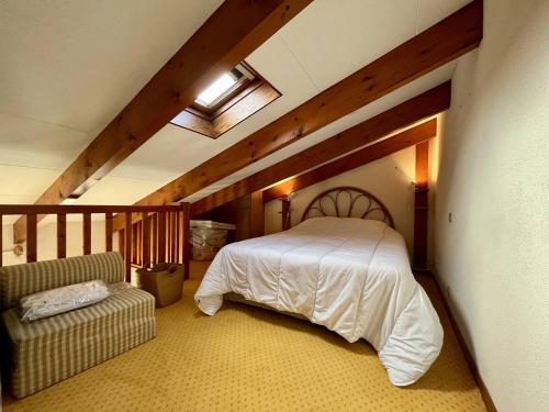 1 dormitorio con 1 cama y 1 silla en una habitación en Maison Dolus-d'Oléron, 2 pièces, 4 personnes - FR-1-246A-236, en Dolus d'Oléron