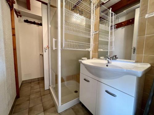 y baño con lavabo y ducha. en Maison Dolus-d'Oléron, 2 pièces, 4 personnes - FR-1-246A-236, en Dolus d'Oléron