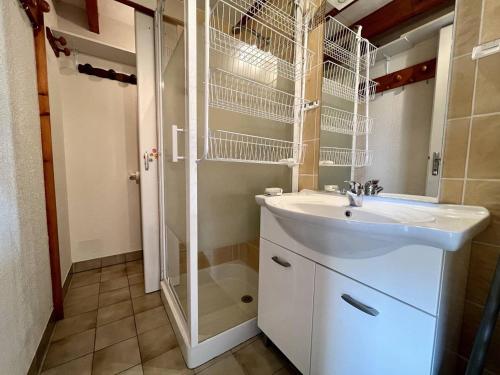 une salle de bain avec un lavabo et une douche dans l'établissement Maison rénovée à 350m de la plage avec cour, terrasse et parking, Dolus-d'Oléron - FR-1-246A-236, à Dolus-d'Oléron