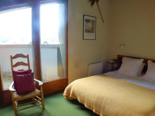- une chambre avec un lit, une chaise et une fenêtre dans l'établissement Appartement Samoëns, 2 pièces, 5 personnes - FR-1-629-126, à Samoëns