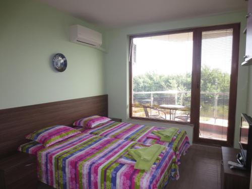 Katil atau katil-katil dalam bilik di Fantasy Apartments Saint Constantine and Helena Resort