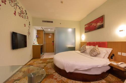 Een bed of bedden in een kamer bij Shanshui Trends Hotel - Huaqiangbei
