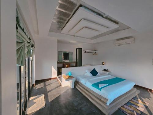 una camera con un letto e una grande finestra di Ultimate Boutique a Siem Reap