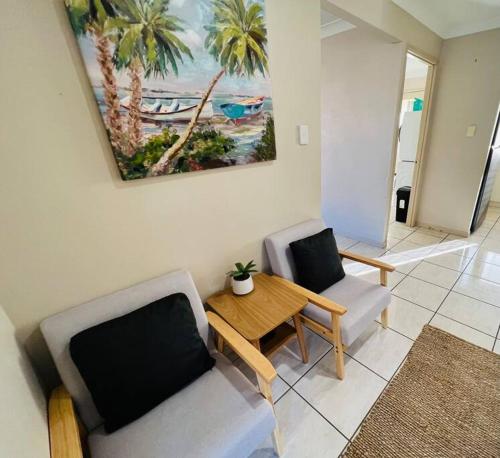 Un lugar para sentarse en Sandstone Point Holiday Home