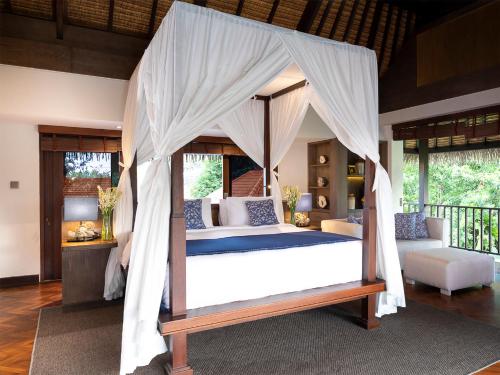 Tempat tidur dalam kamar di Villa Bangkuang by Elite Havens