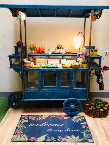 a blue cart with food on top of a rug at 南庄漫晨旅店Nanzhuang Manchen B&B in Nanzhuang