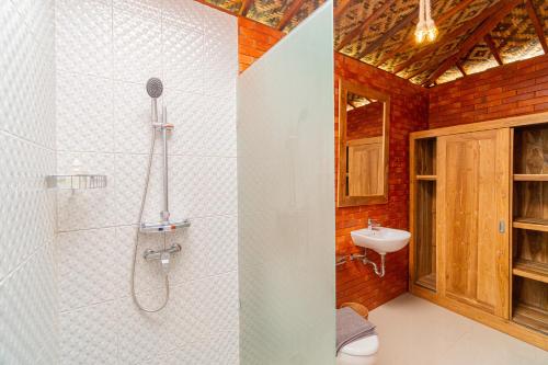 ein Badezimmer mit Dusche und Waschbecken in der Unterkunft Rara Villa by Bukit Vista in Canggu