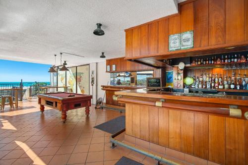 un bar con mesa de billar en una habitación en Ocean View 16A Studio Pool & Spa Wi-Fi, en Airlie Beach
