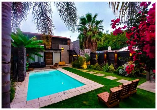門多薩的住宿－H125 - Complejo Mendoza，一座房子的院子内的游泳池