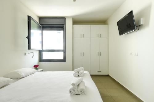 Postel nebo postele na pokoji v ubytování דירות גני תערוכה - TLV university apartments near Expo by Sea N' Rent