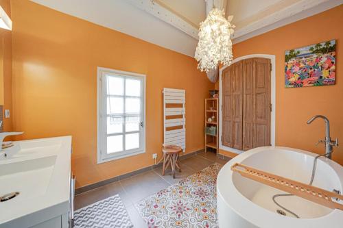 La salle de bains est pourvue d'une baignoire et d'une fenêtre. dans l'établissement APPARTEMENT DERNIER ETAGE DANS BASTIDE, à Aix-en-Provence