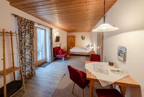 un soggiorno con tavolo da pranzo e una camera da letto di Gästehaus Döring a Mittenwald