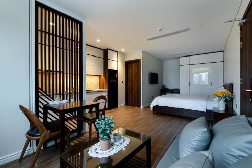 sala de estar y dormitorio con cama y mesa en MK Riverside Apartment by Haviland en Da Nang
