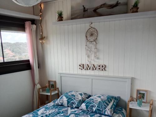 sypialnia z łóżkiem i znakiem na ścianie w obiekcie L'Océan&Dunes vue à 180° en bord de plage w mieście Lacanau-Océan