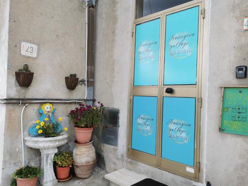 un edificio con porta a vetri e fiori in vasi di Francigena sul lago a Montefiascone