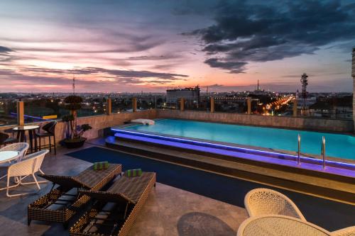 馬辰的住宿－BEST WORLD KINDAI HOTEL，建筑物屋顶上的游泳池