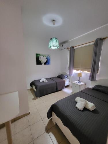 阿依納帕的住宿－格拉西亞別墅，酒店客房,设有两张床和一盏灯