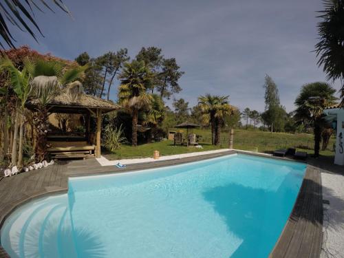 Villa Caraîbes في غوجان-ميستراس: مسبح ازرق كبير مع شرفة